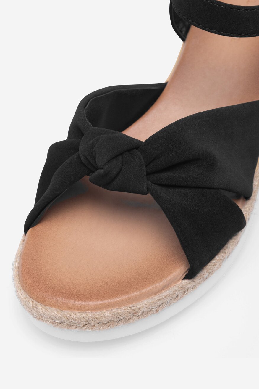 Sandały na koturnie