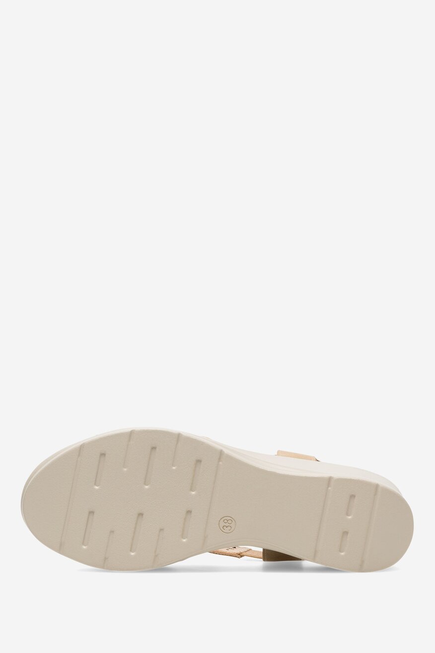 Sandały na koturnie