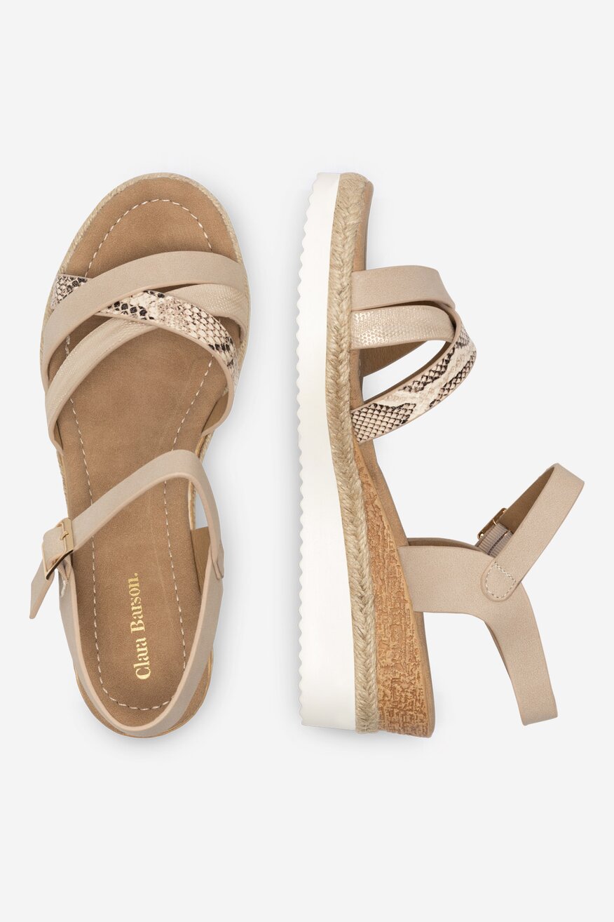 Sandały na koturnie