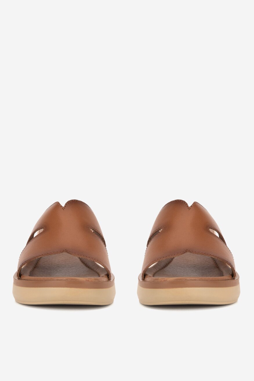 Klapki skórzane na koturnie