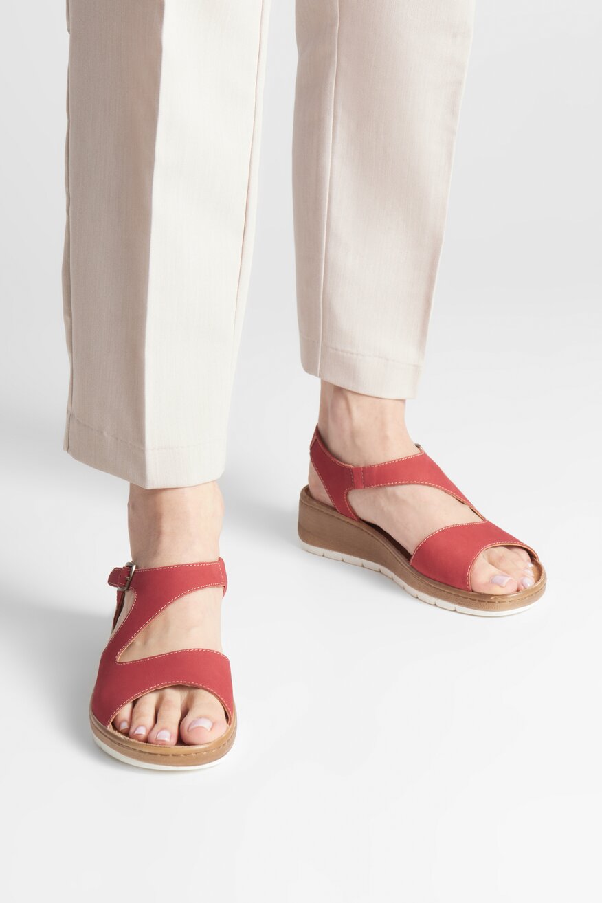 Sandały skórzane na koturnie