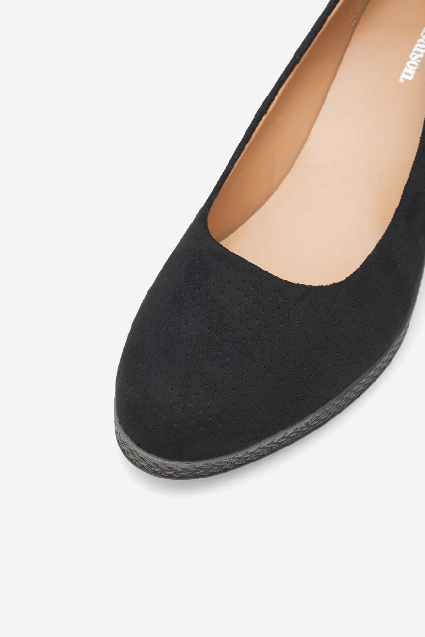 Czółenka na koturnie