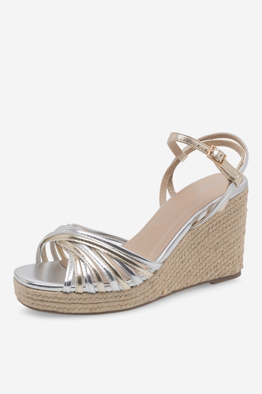 Sandały na koturnie