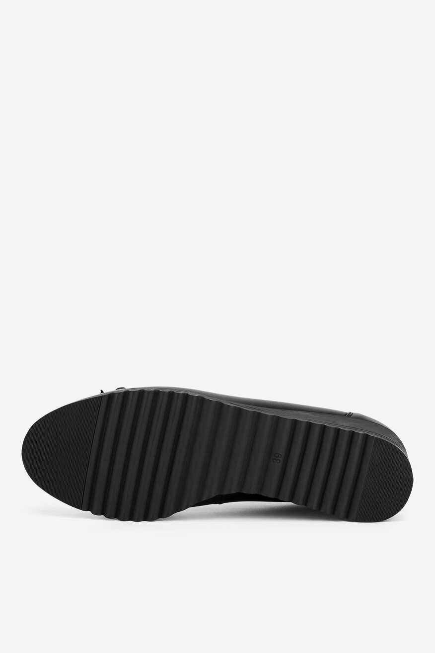 Czółenka skórzane na koturnie