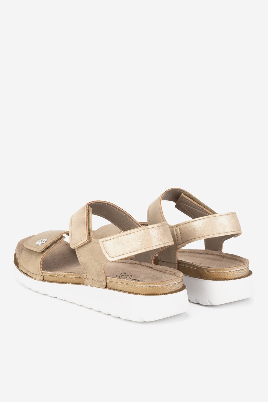 Sandały na koturnie