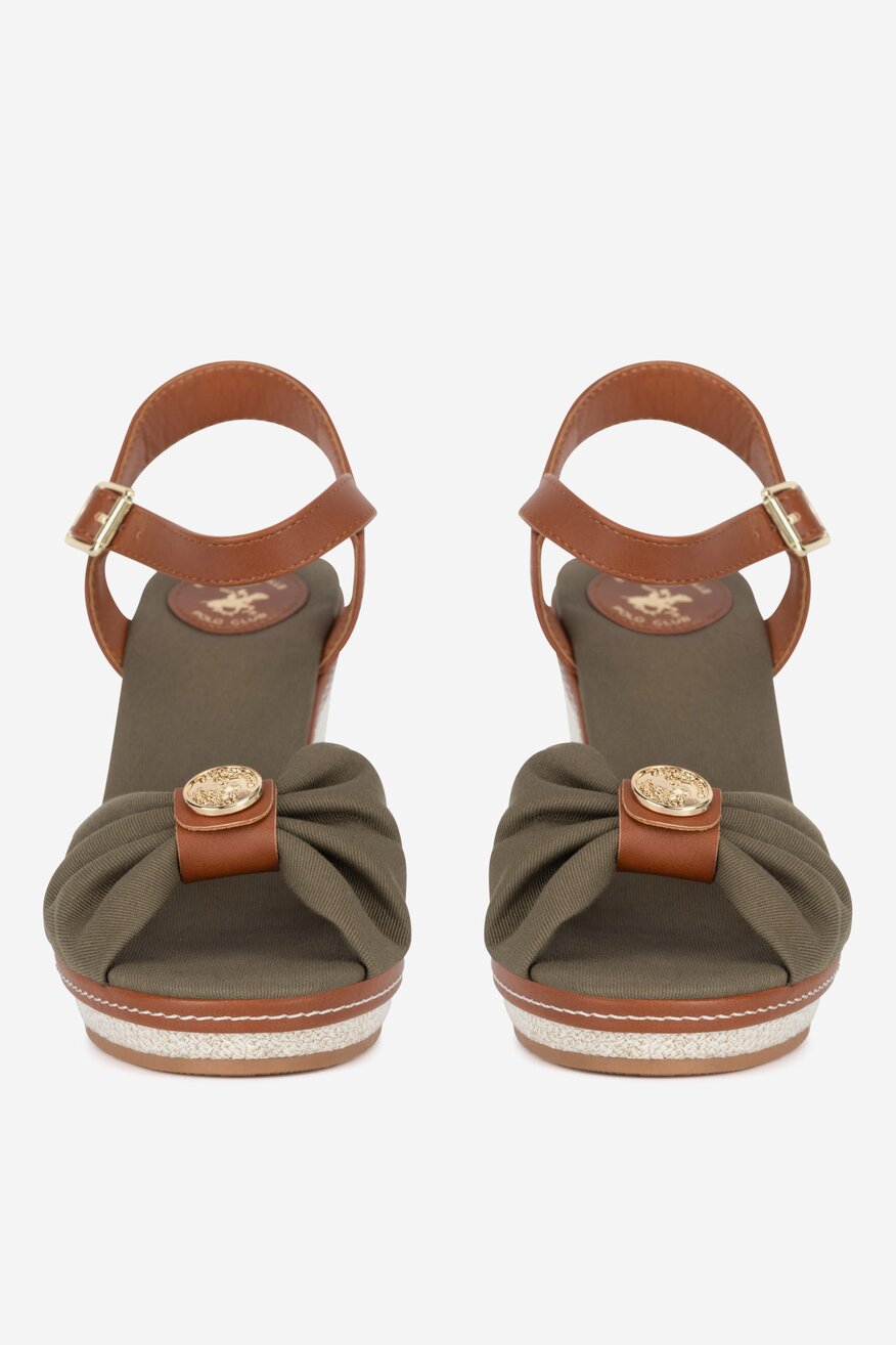 Sandały na koturnie