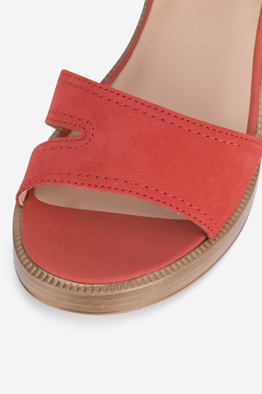 Sandały skórzane na słupku