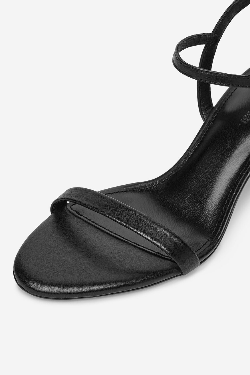 Sandały skórzane na obcasie