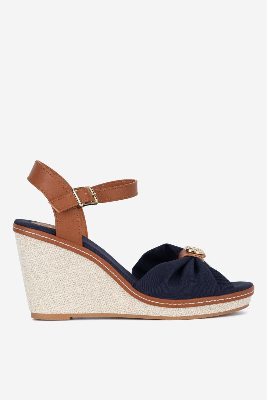 Sandały na koturnie