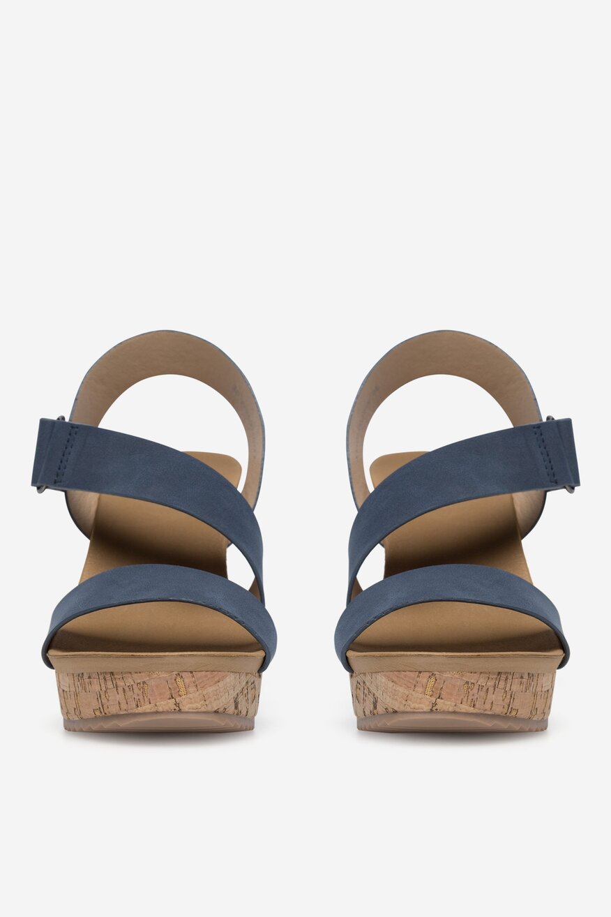 Sandały na koturnie