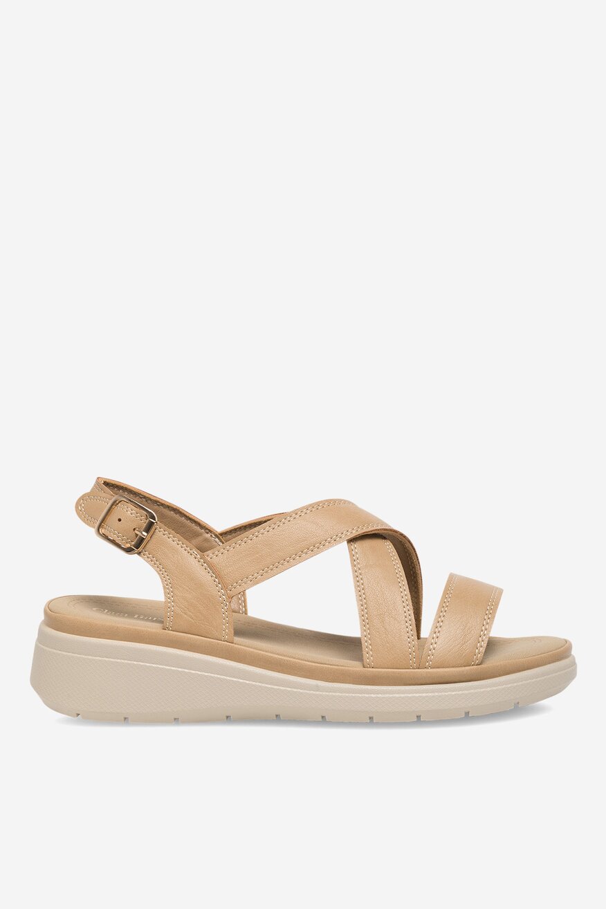 Sandały na koturnie