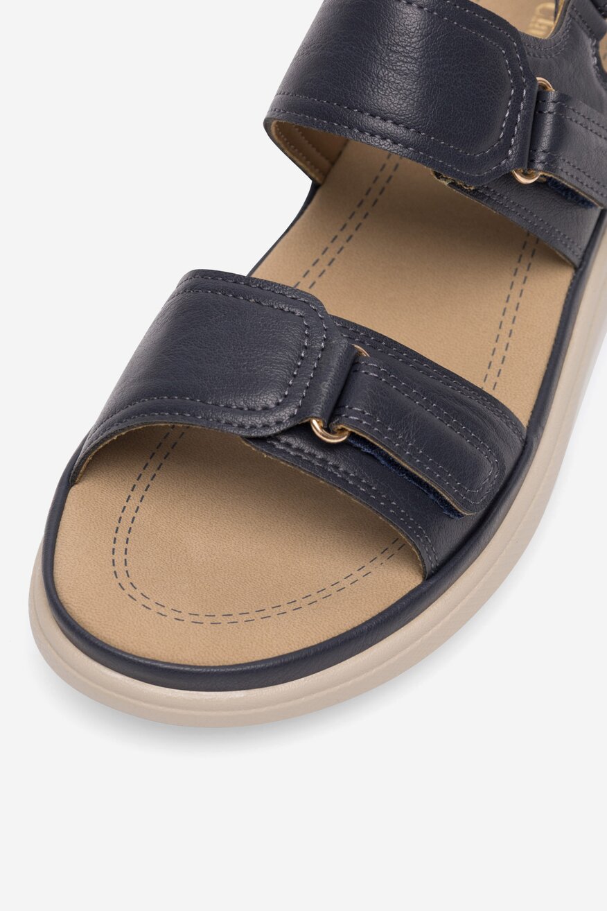 Sandały na koturnie