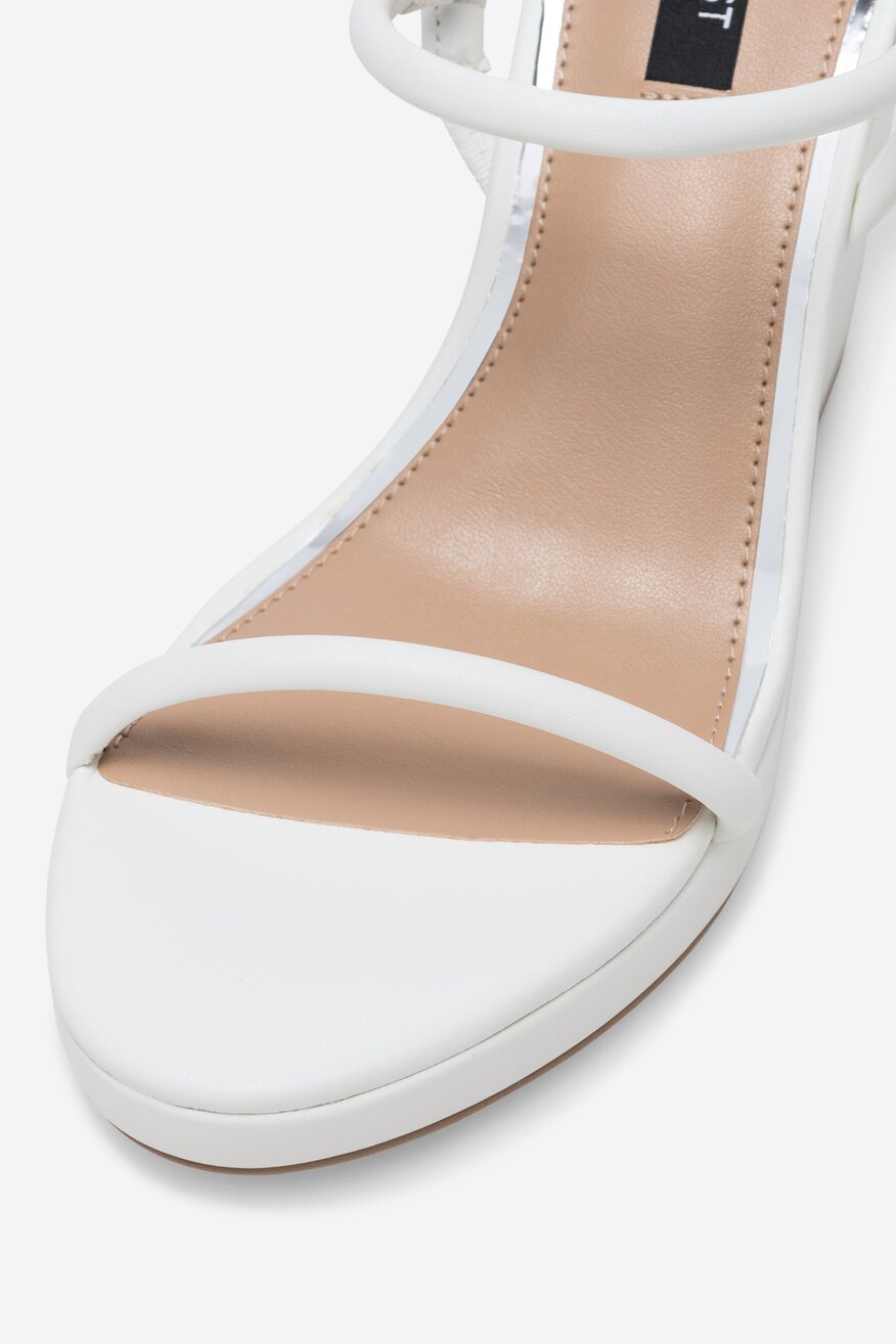 Sandały na koturnie