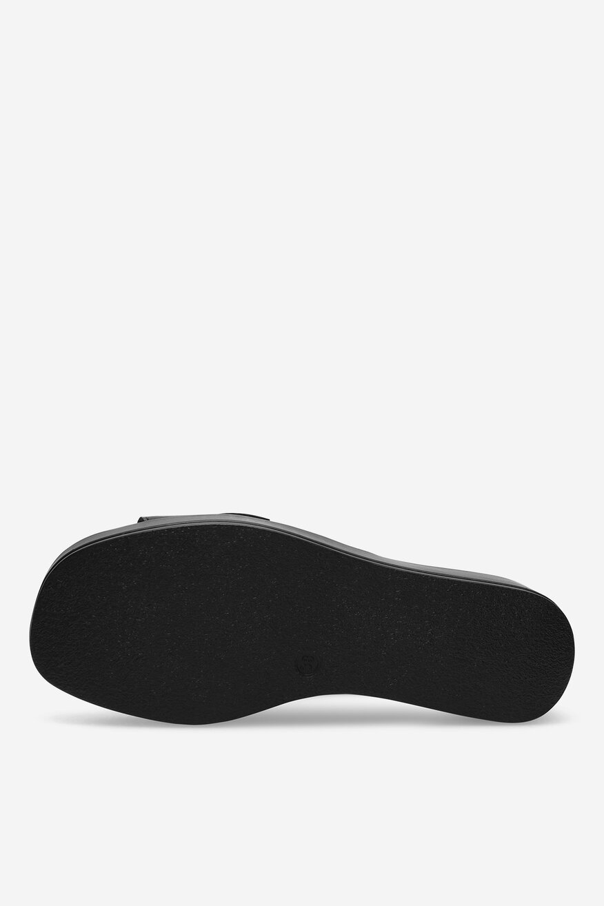 Klapki skórzane na koturnie