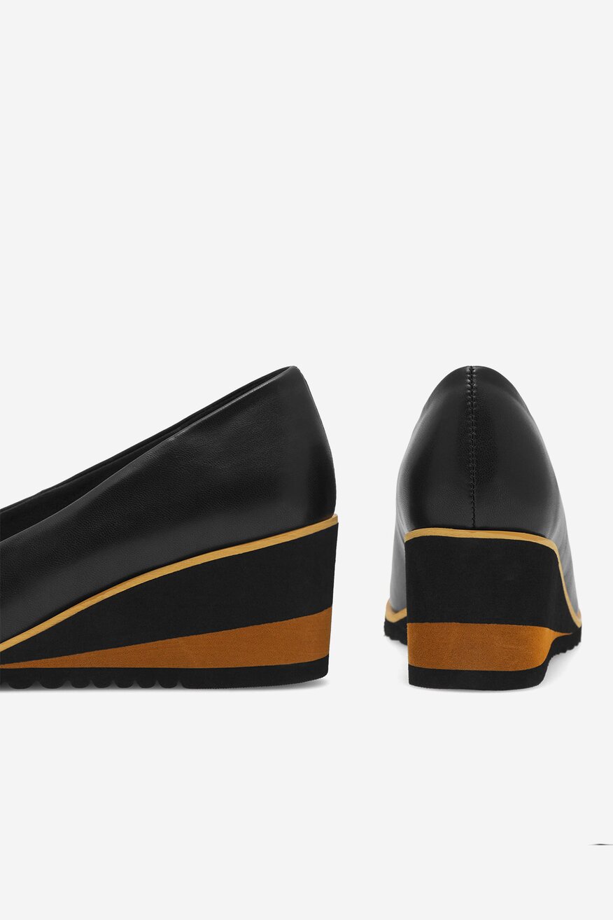 Czółenka na koturnie