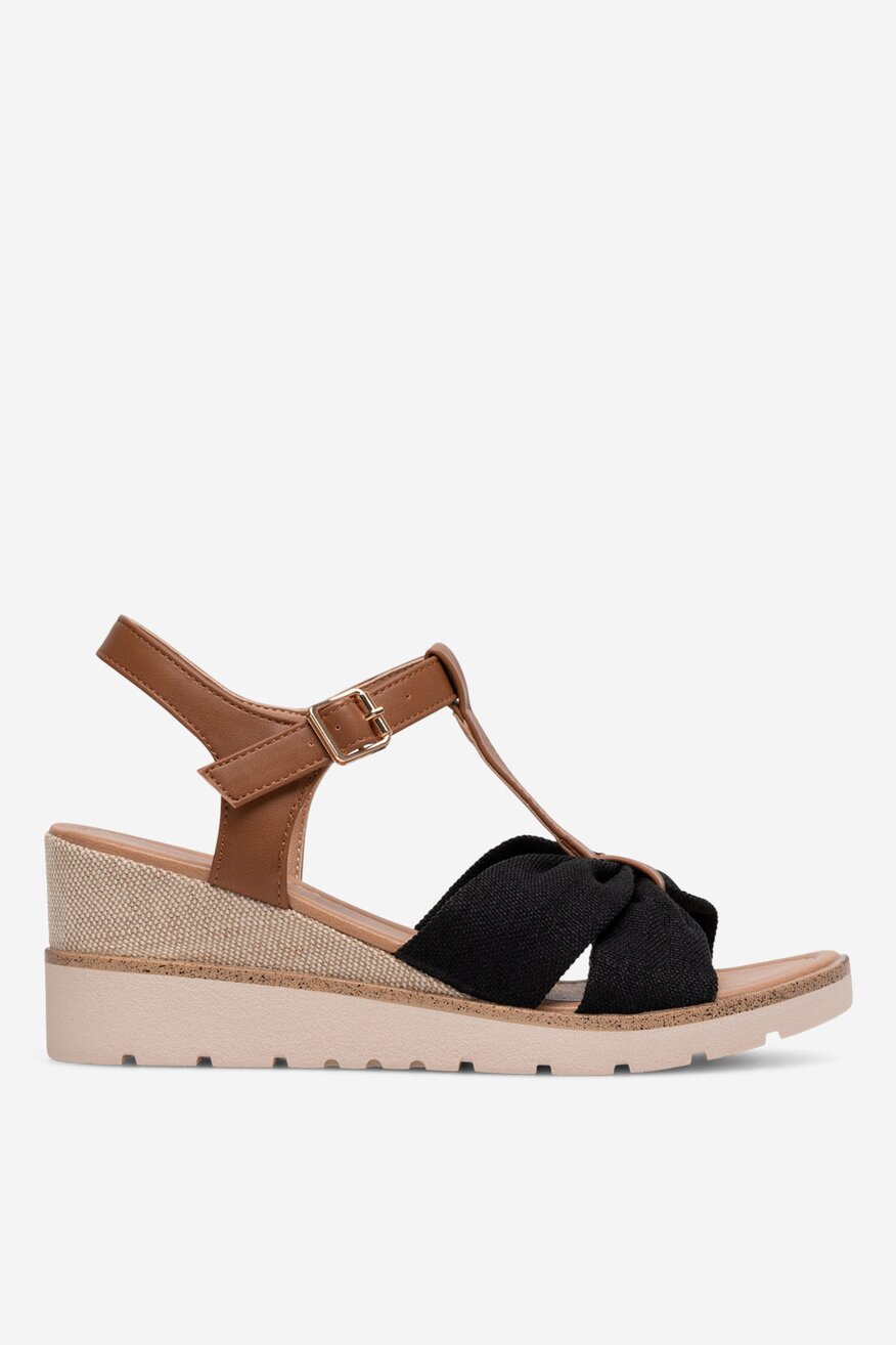 Sandały na koturnie