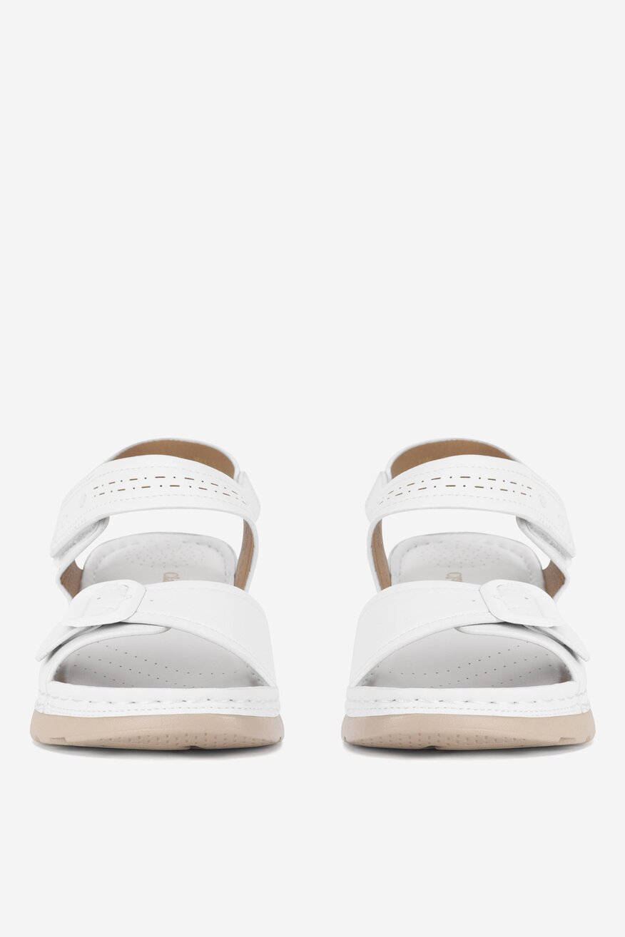 Sandały na koturnie