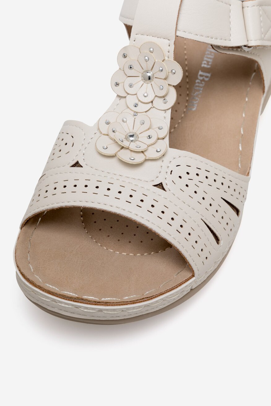 Sandały na koturnie