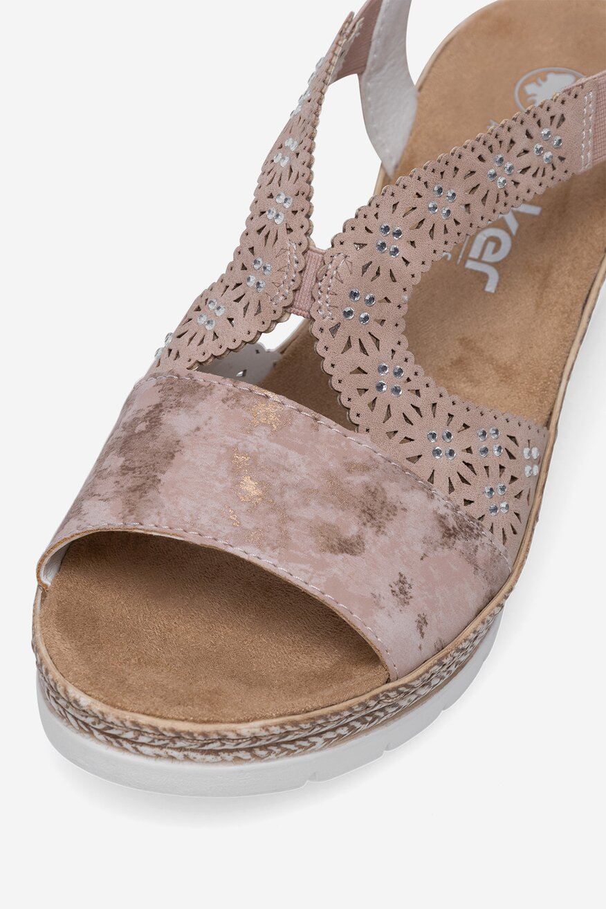 Sandały na koturnie