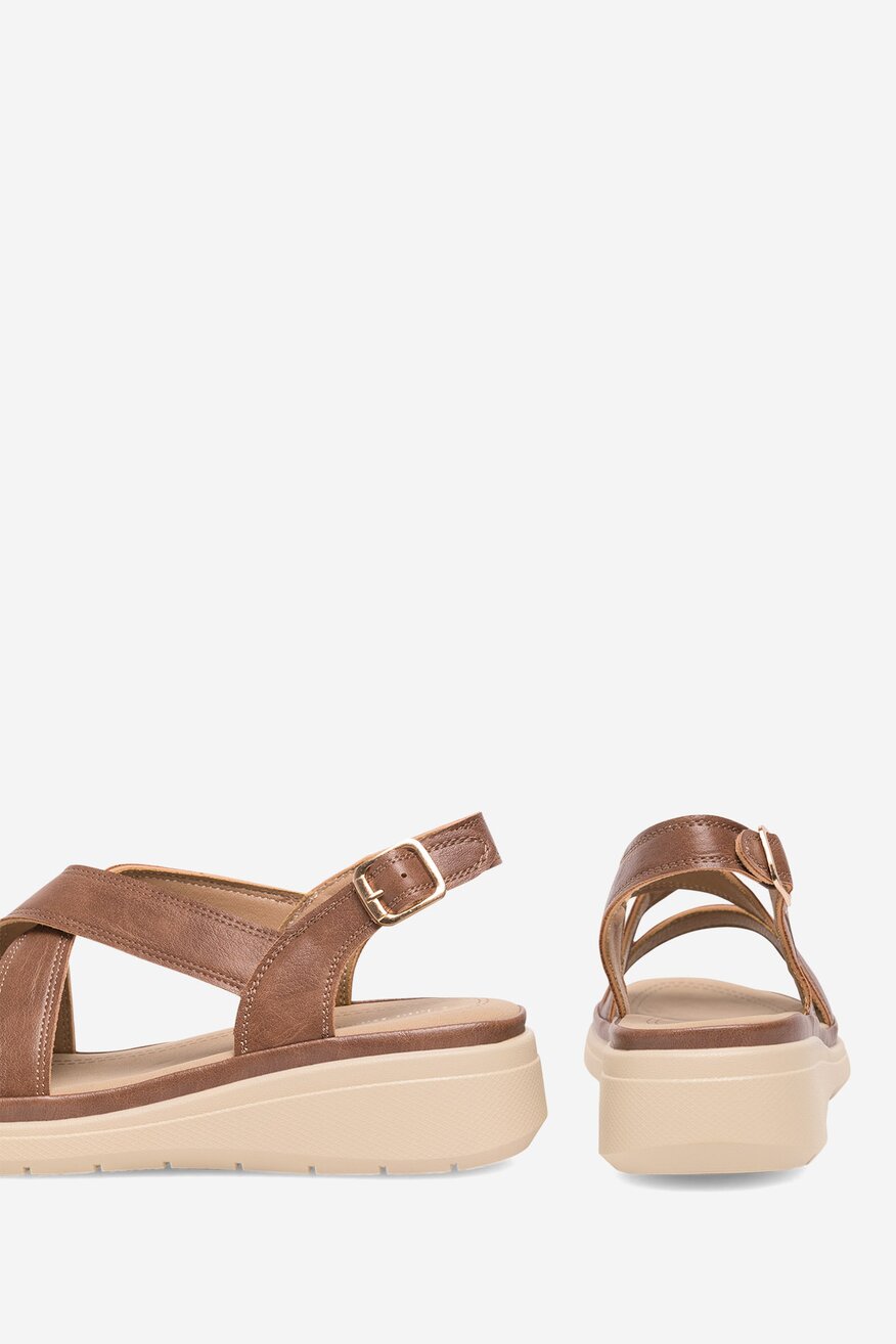 Sandały na koturnie