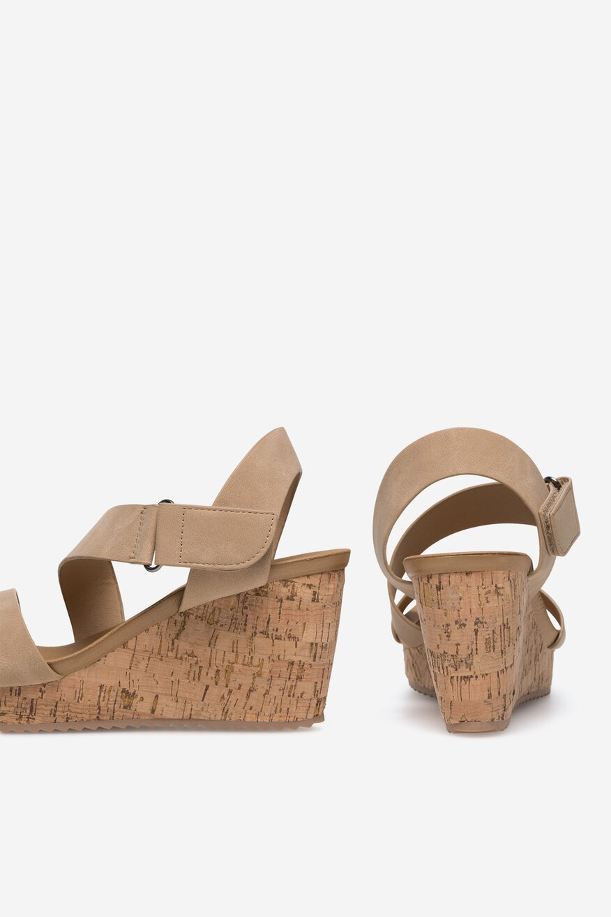 Sandały na koturnie