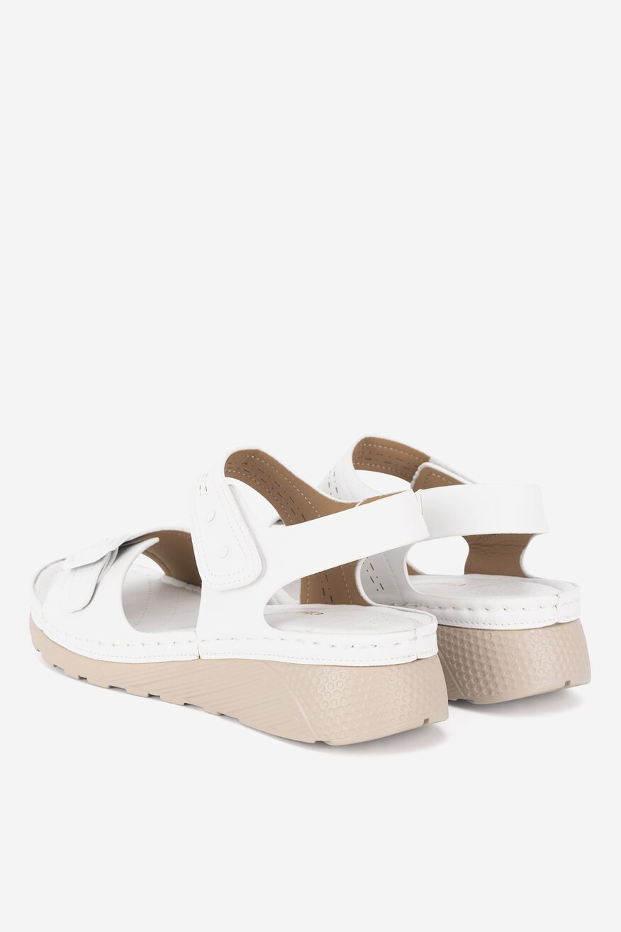 Sandały na koturnie