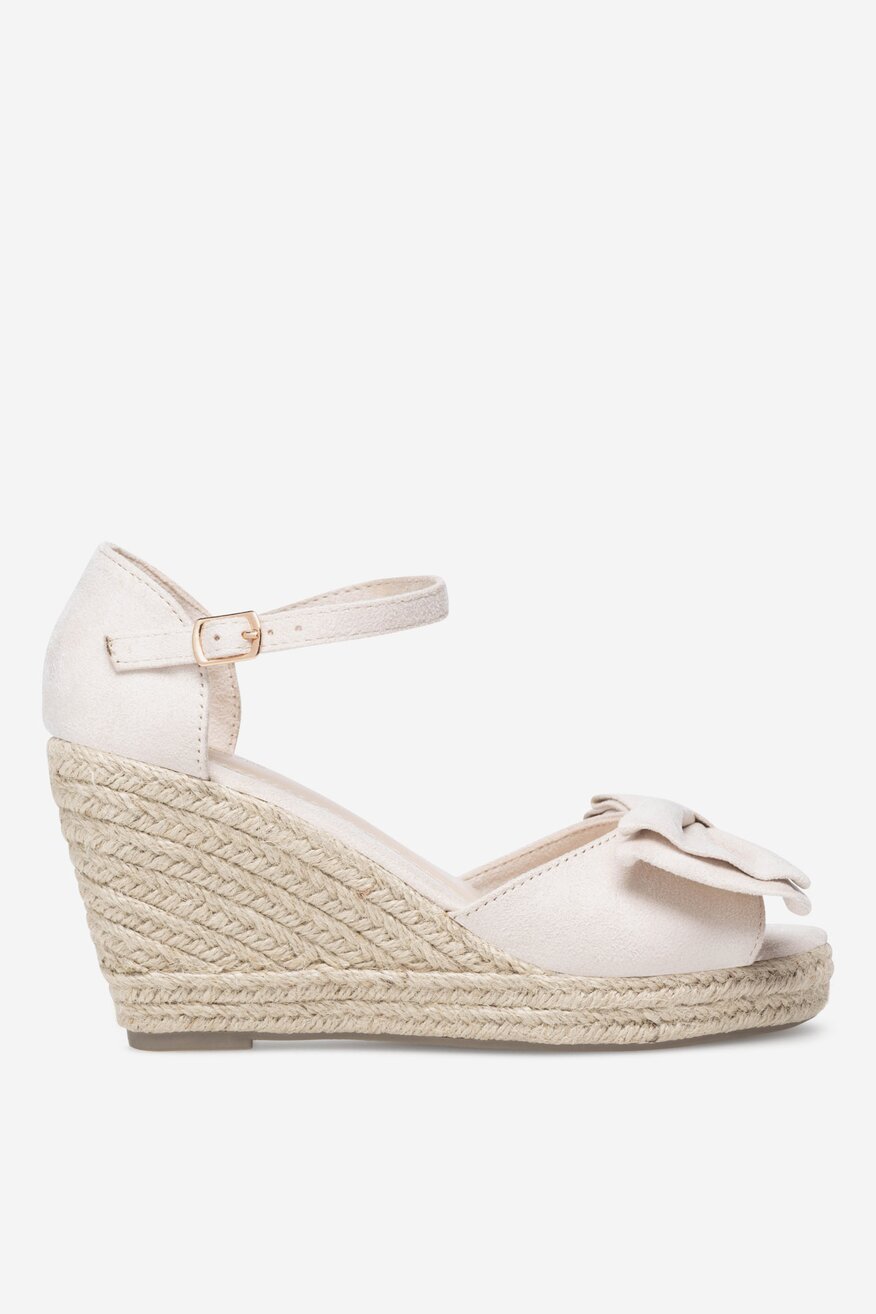 Sandały na koturnie