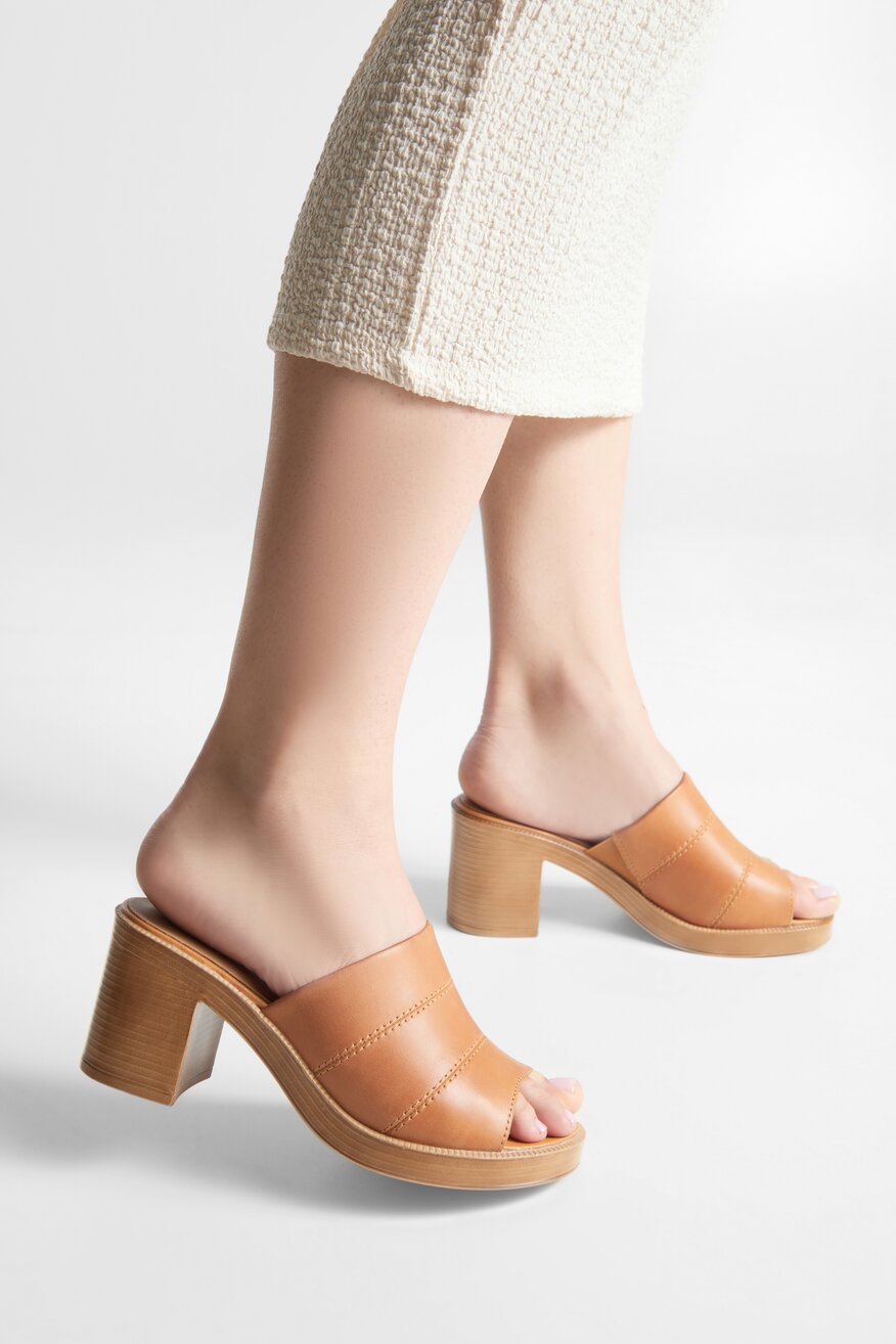 Klapki skórzane na obcasie