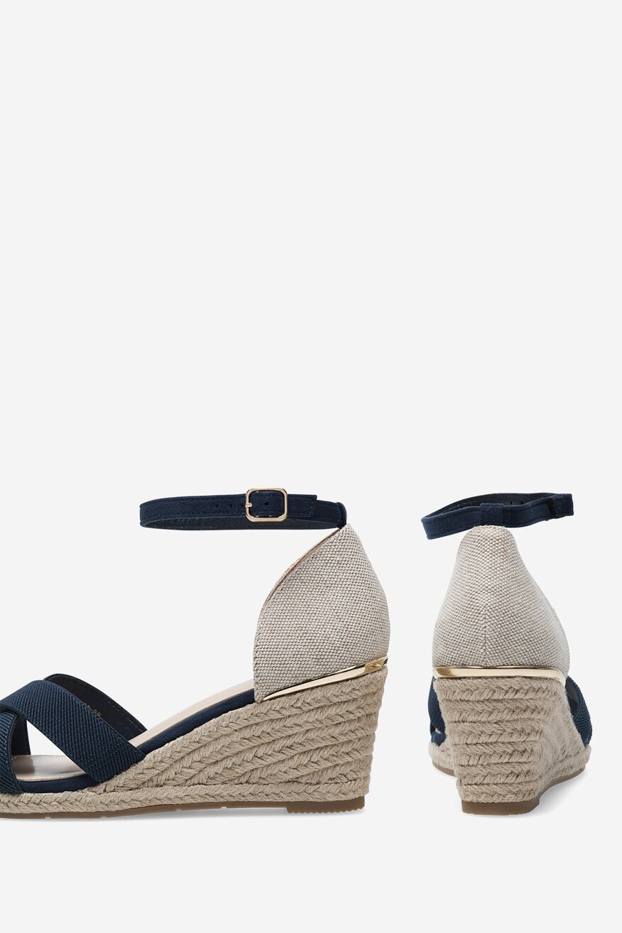 Sandały na koturnie