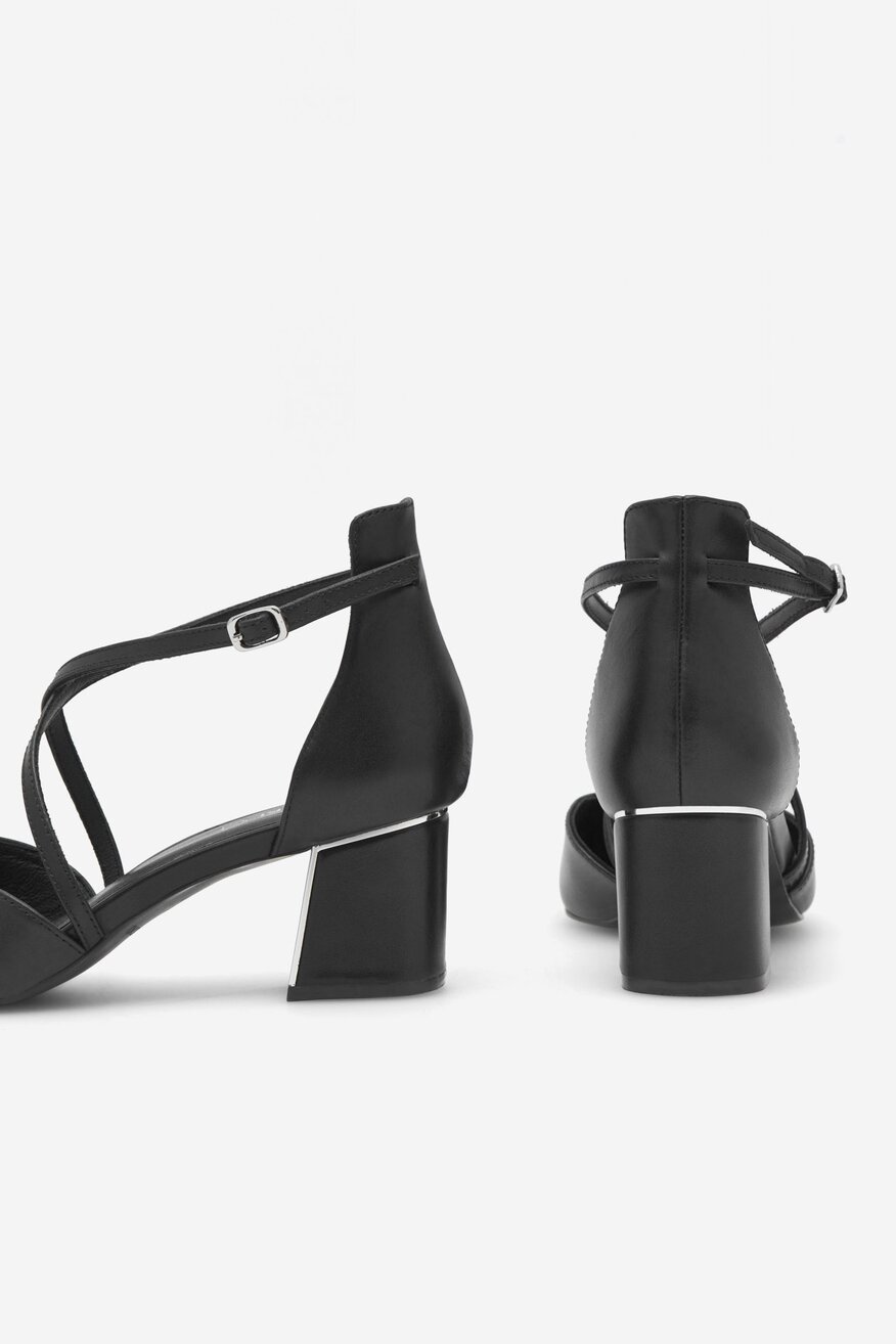 Czółenka skórzane na słupku