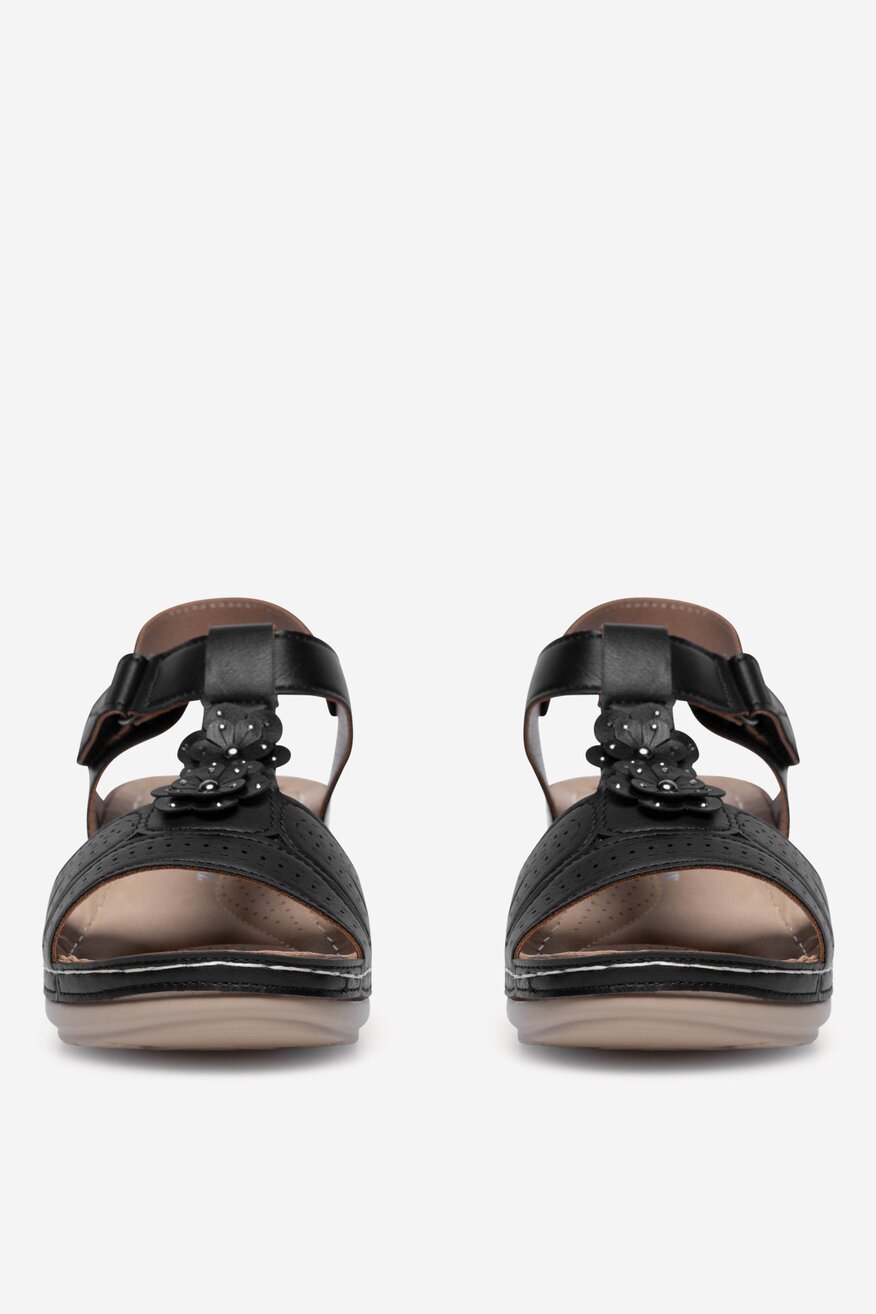 Sandały na koturnie