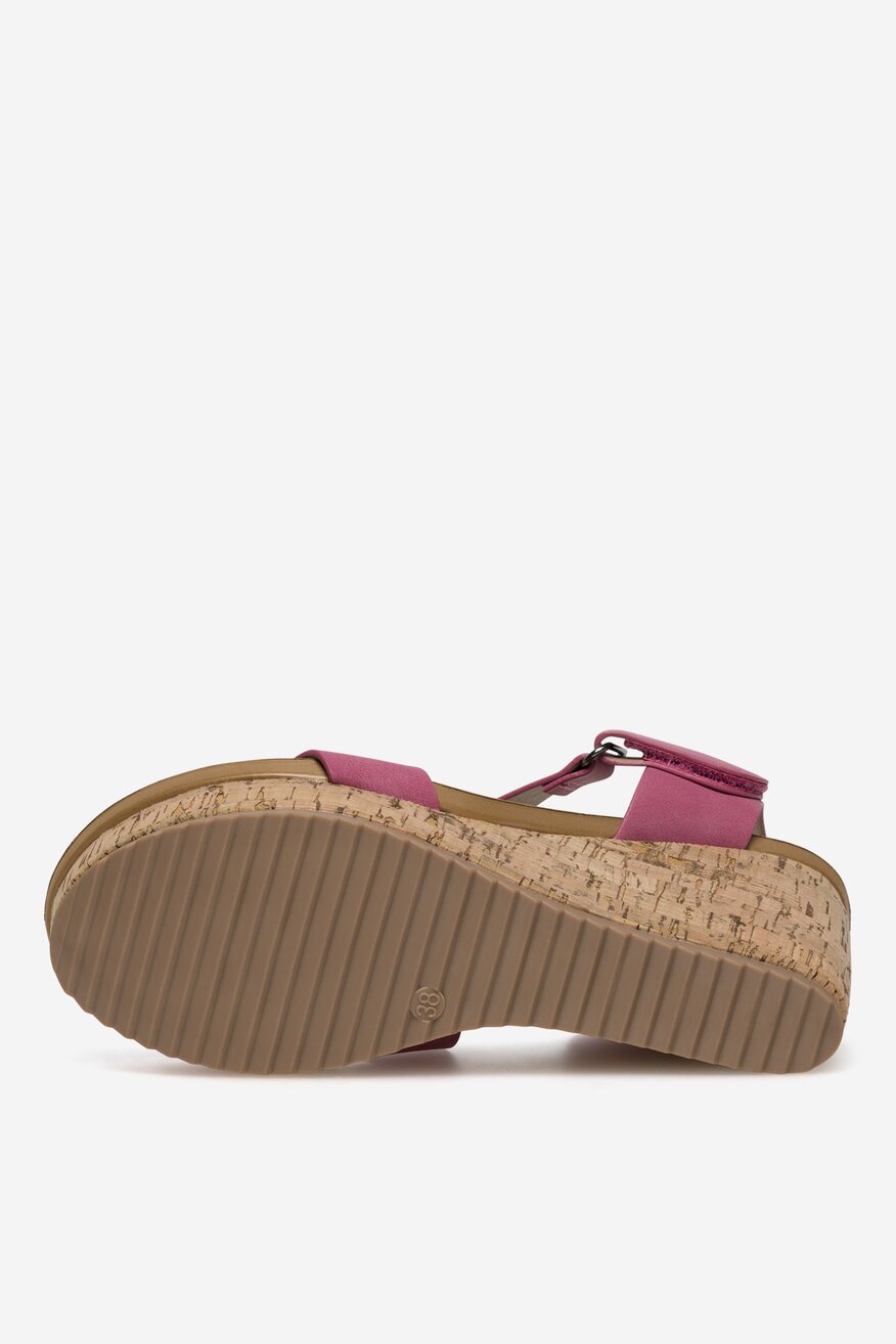 Sandały na koturnie