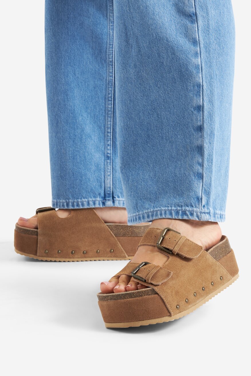 Klapki skórzane na platformie