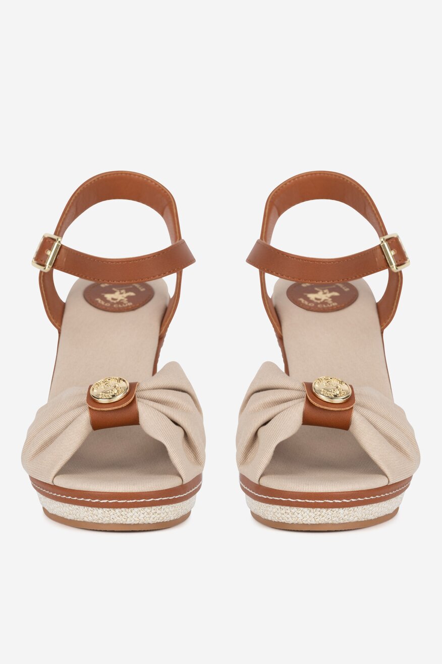 Sandały na koturnie