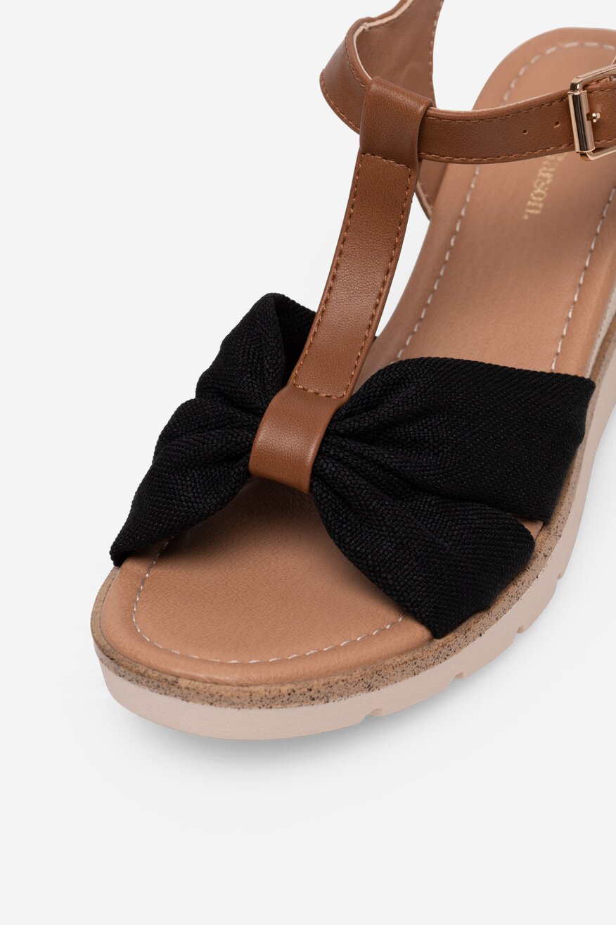 Sandały na koturnie