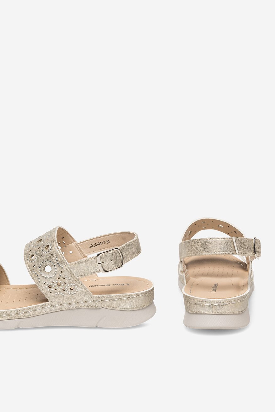 Sandały na koturnie