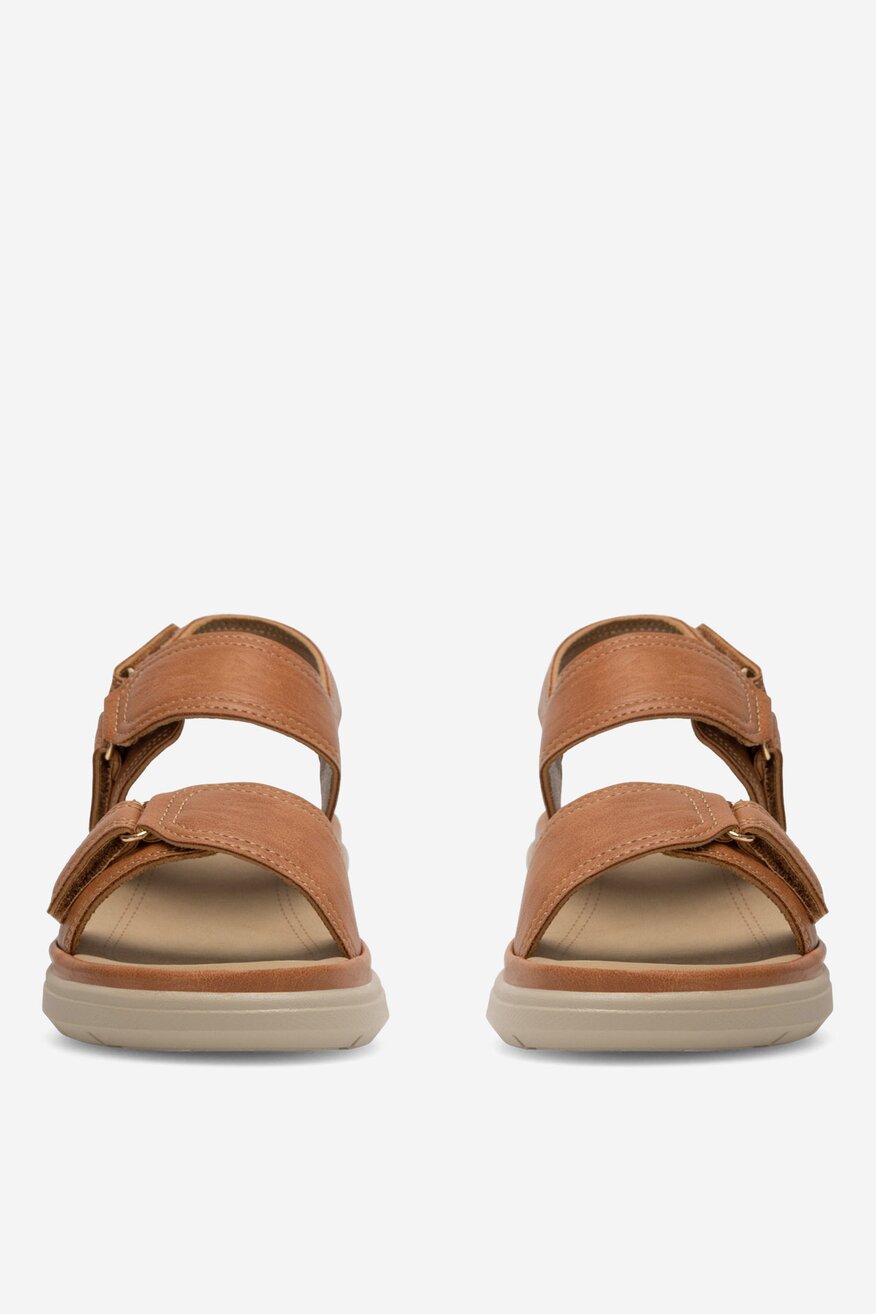 Sandały na koturnie