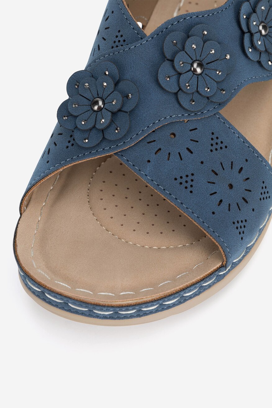 Sandały na koturnie