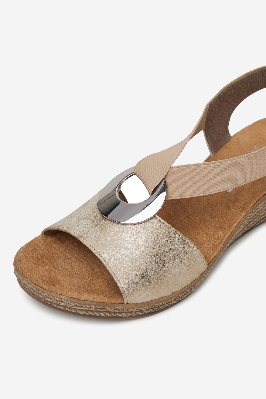 Sandały na koturnie