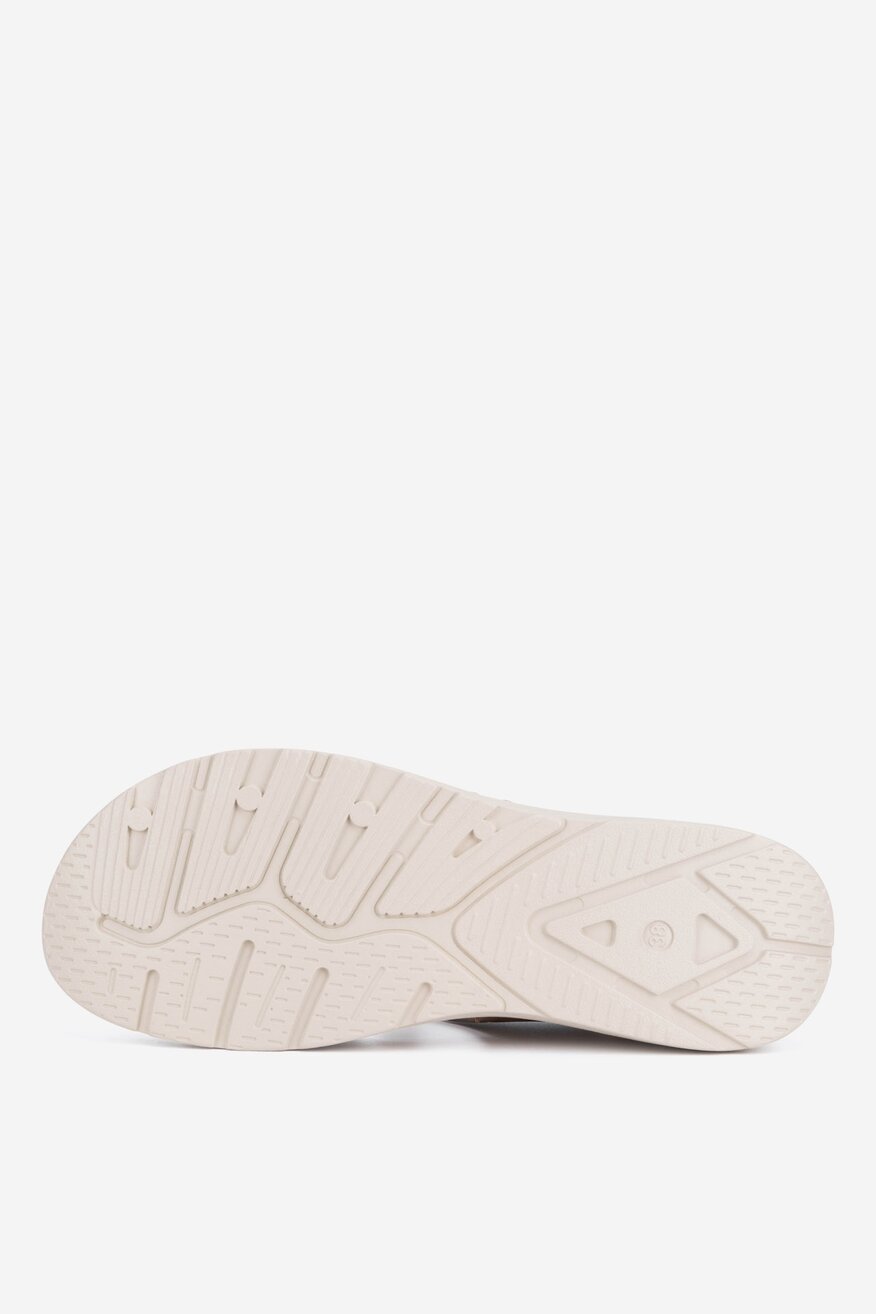 Sandały na koturnie