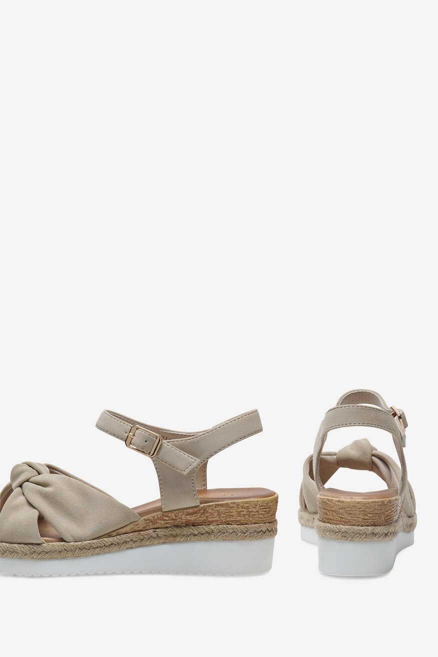 Sandały na koturnie