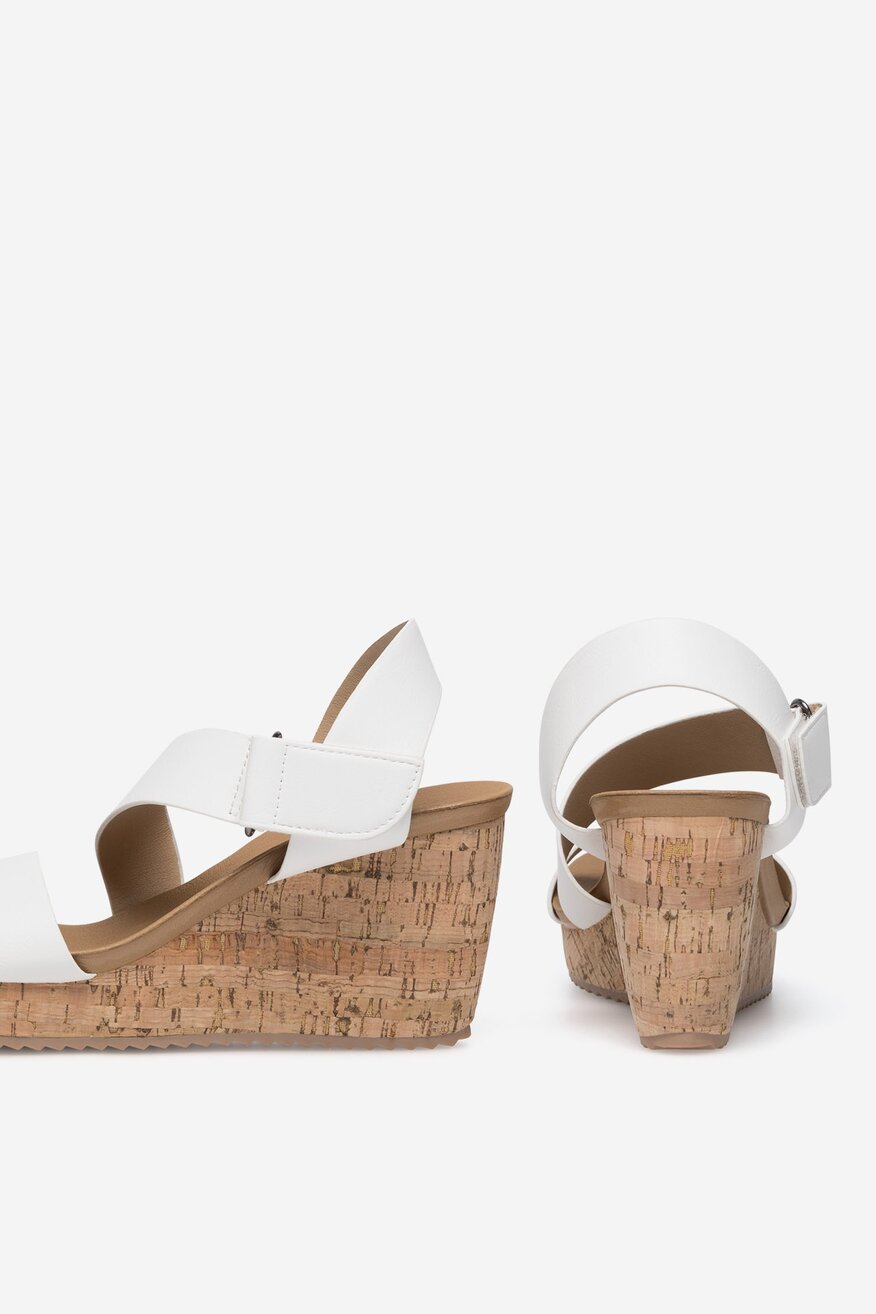 Sandały na koturnie