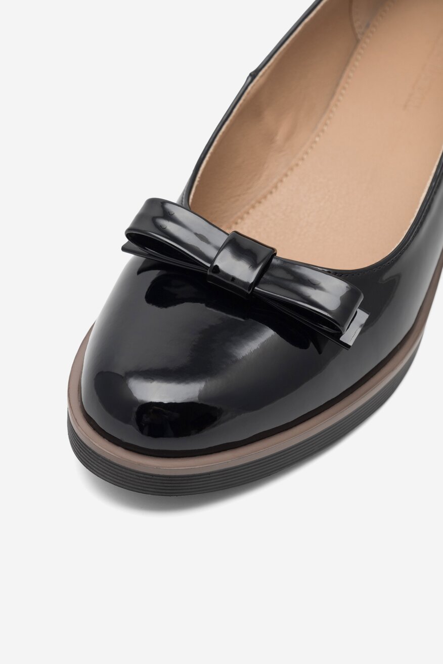 Czółenka na koturnie