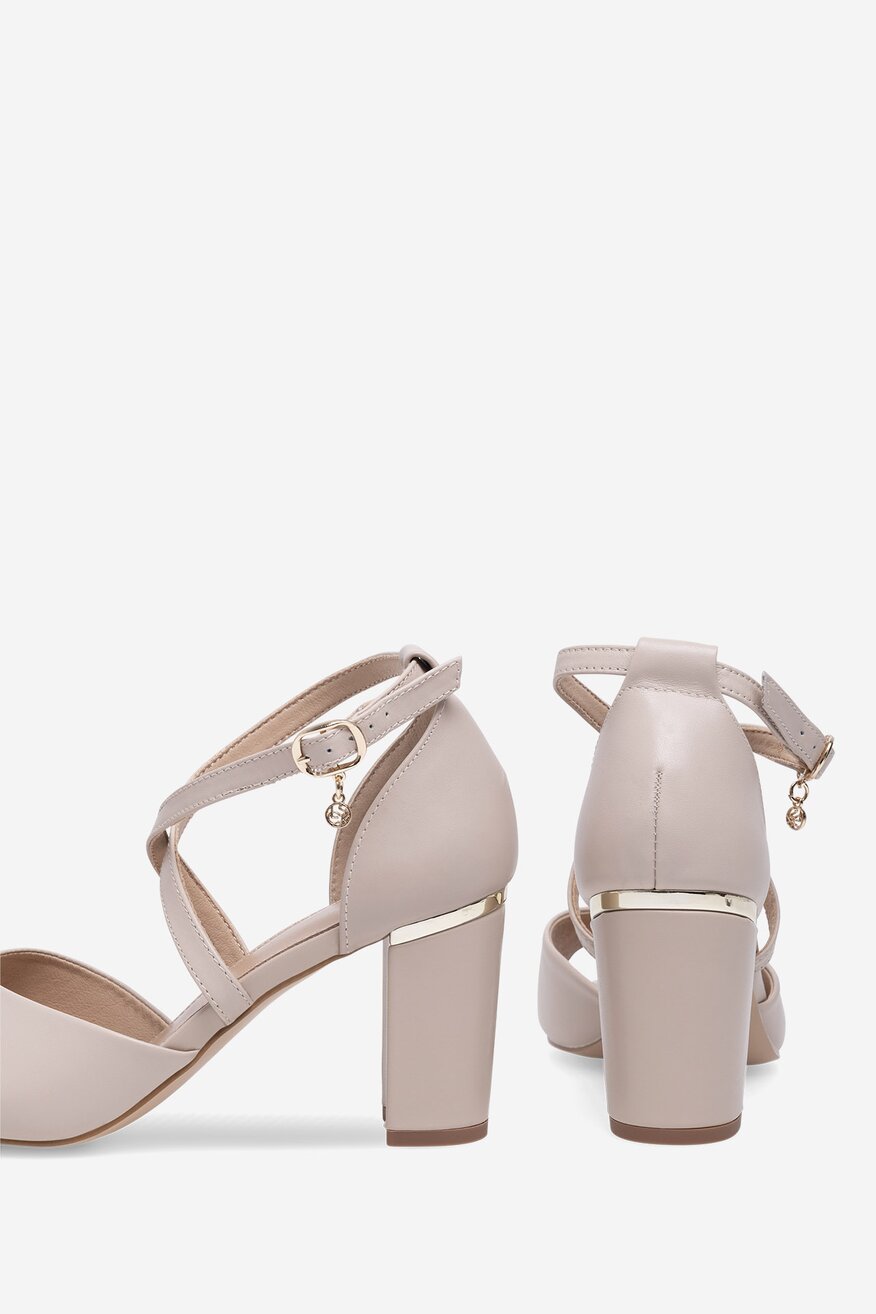Sandały skórzane na słupku