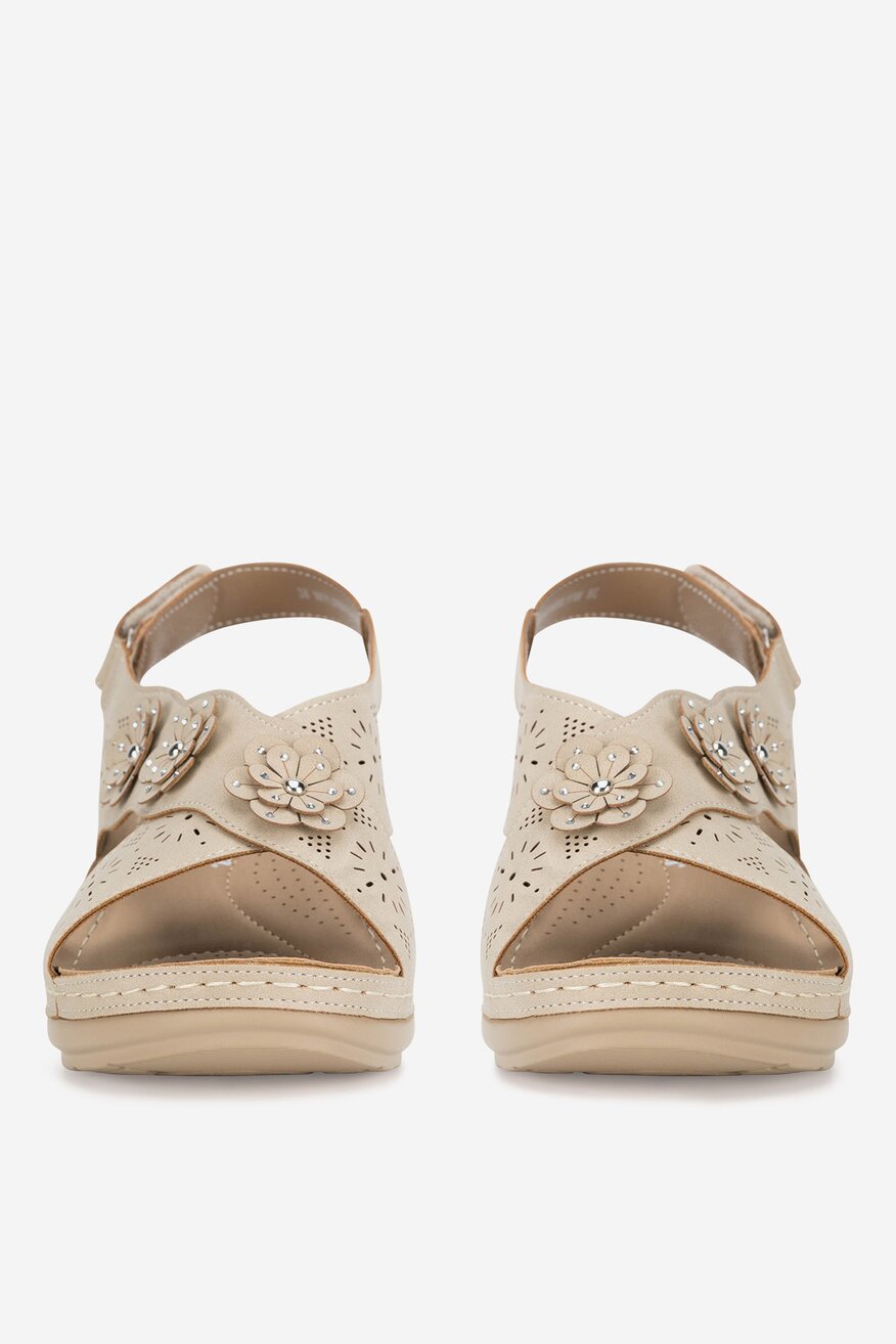 Sandały na koturnie