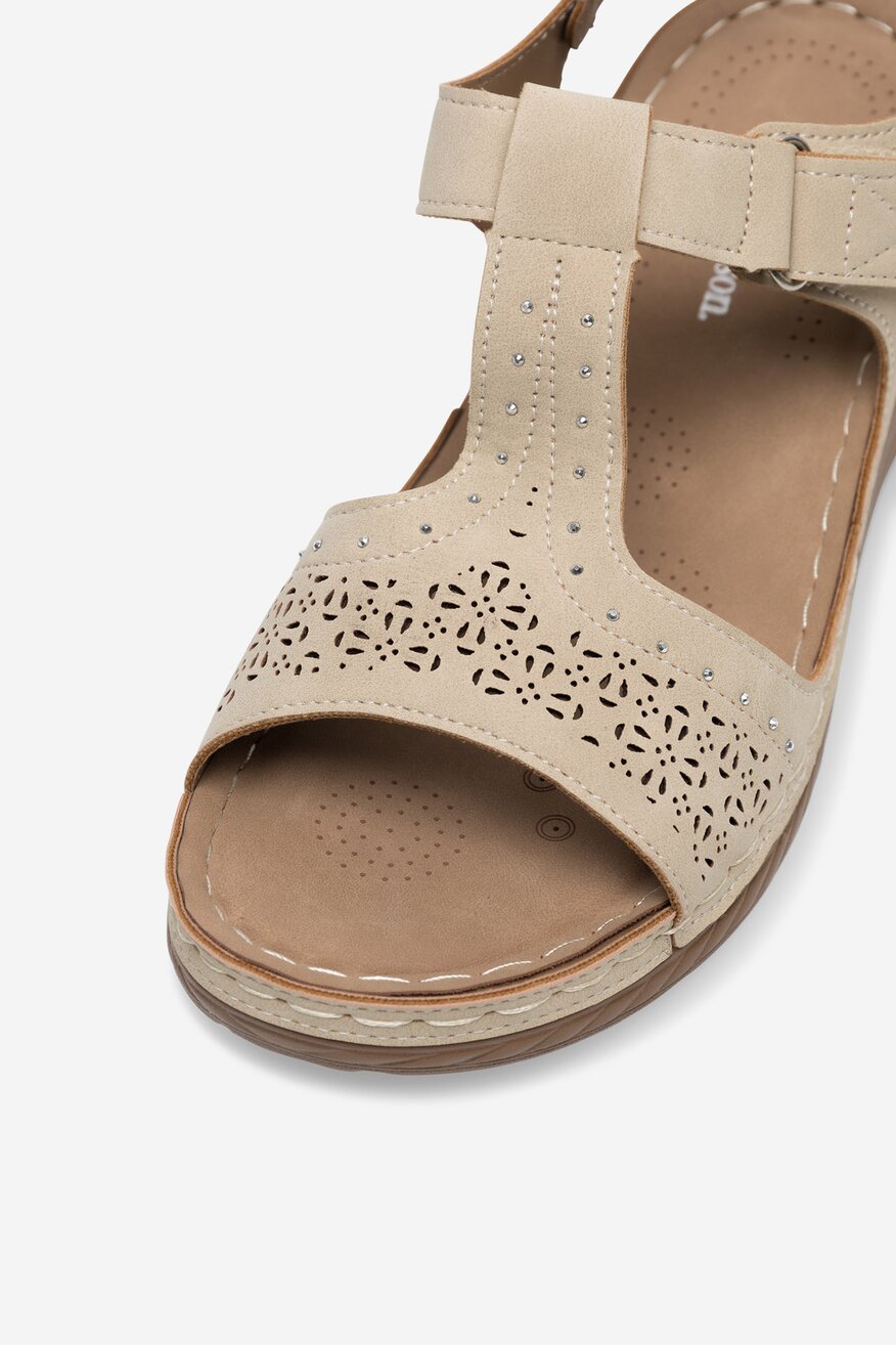 Sandały na koturnie