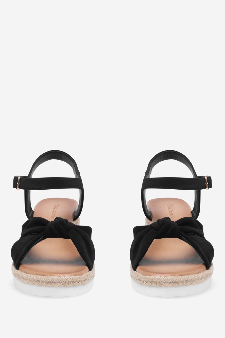 Sandały na koturnie