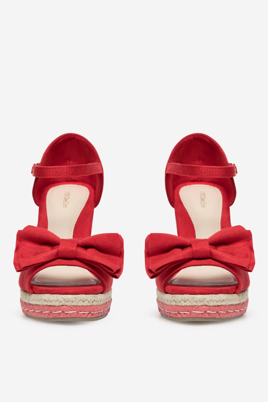 Sandały na koturnie