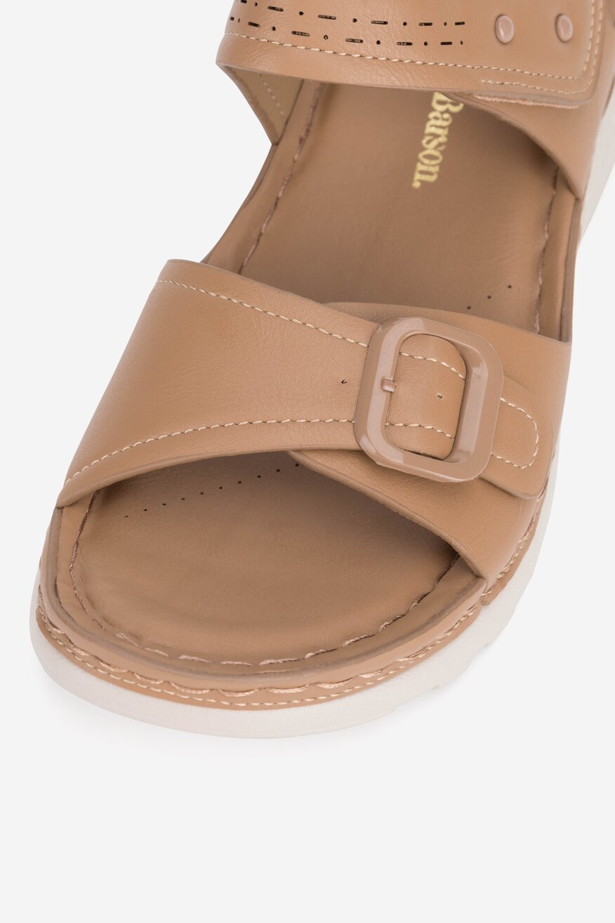 Sandały na koturnie