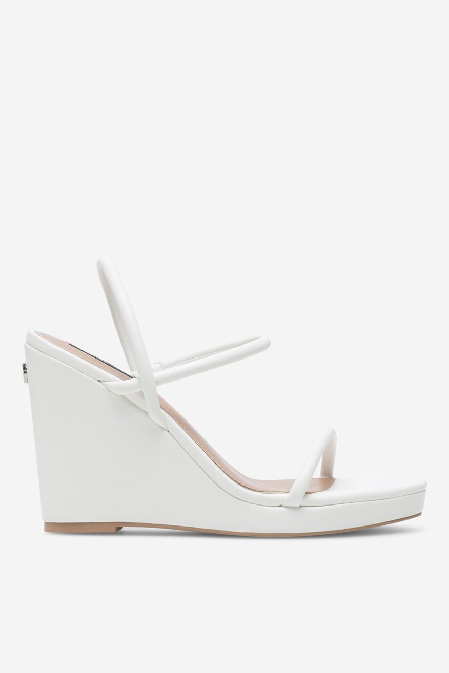 Sandały na koturnie